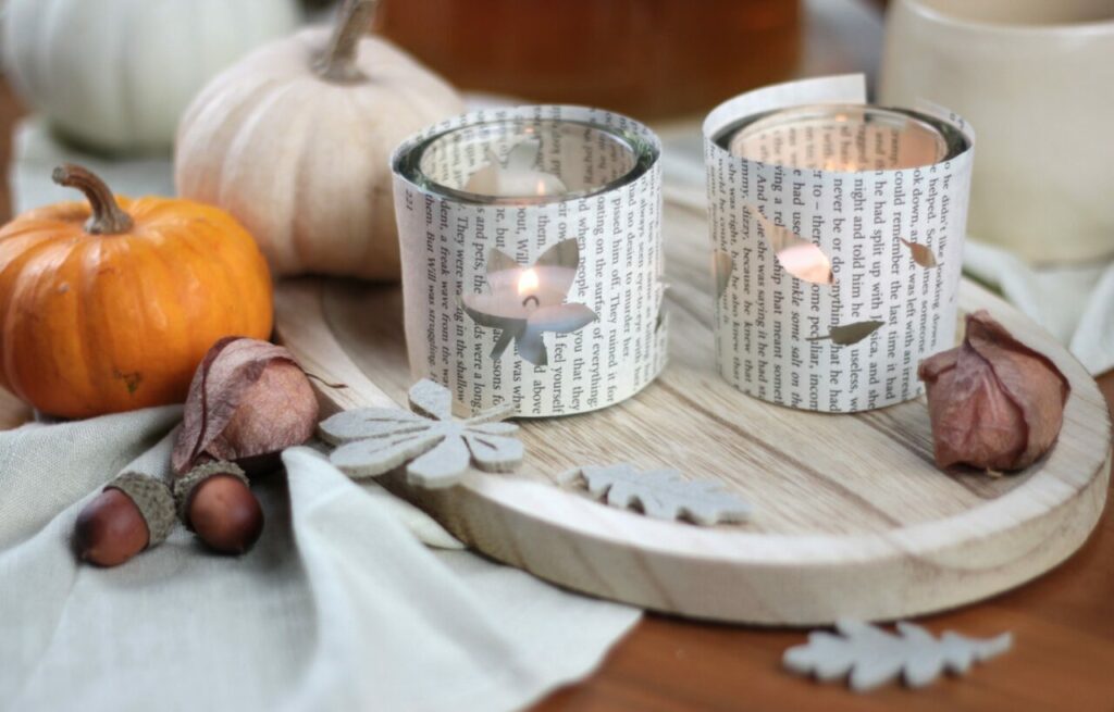 kleines Windlicht aus Buchseiten für den Herbst selber basteln.