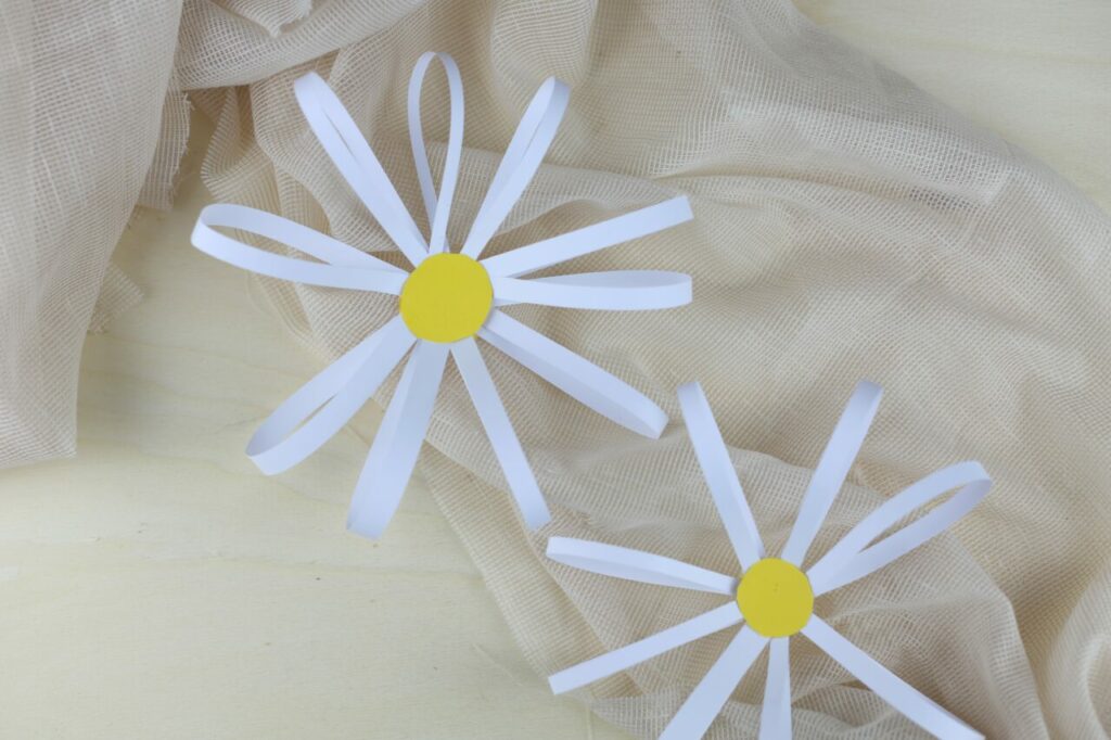Blumen aus Papier ganz einfach selber basteln mit der ganzen Familie.