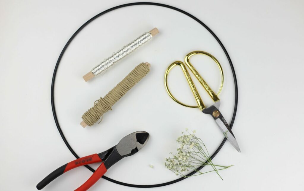 Die benötigten Materialien für den DIY Osterkranz mit Papierdraht Hasen.