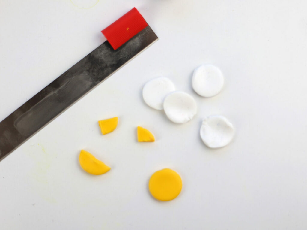 Nach den Rezepten werden neue, neutrale Farben für den Fimo Schmuck erstellt.