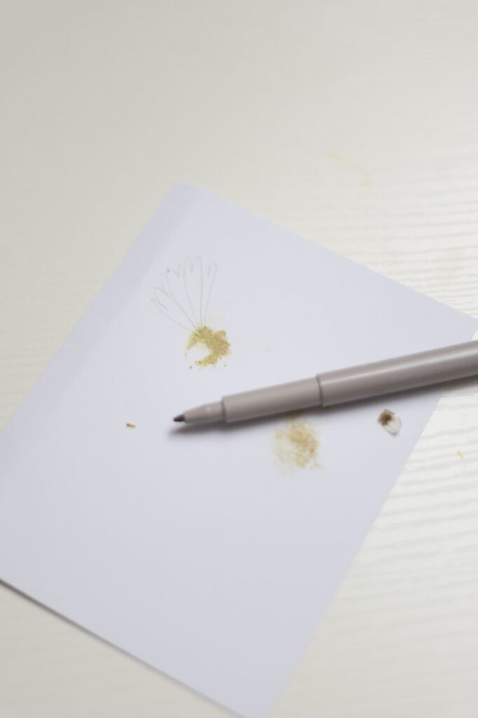 Blütenblätter mit dem Stift aufmalen.
